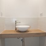 lavabos con estanterías de madera
