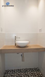 lavabos con estanterías de madera